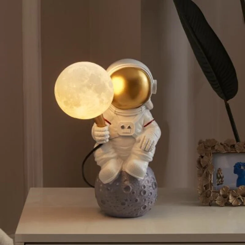 Veioză decorativă HJ 2303 T GD – Astronaut, bec G9, pentru camera copiilor [1]