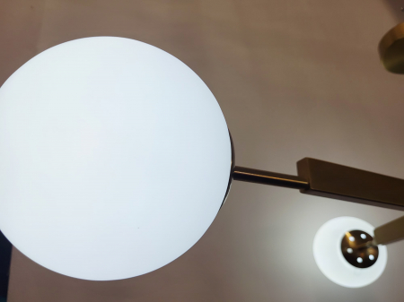 Lustră suspendată 2555/3 – 3 becuri E27, globuri sticlă albă mată, metal crom/auriu, Ø80cm [3]