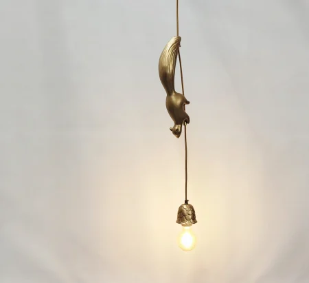 PENDULE - Pendul decorativ 2513/1 – veveriță rășină auriu, E27, cablu reglabil