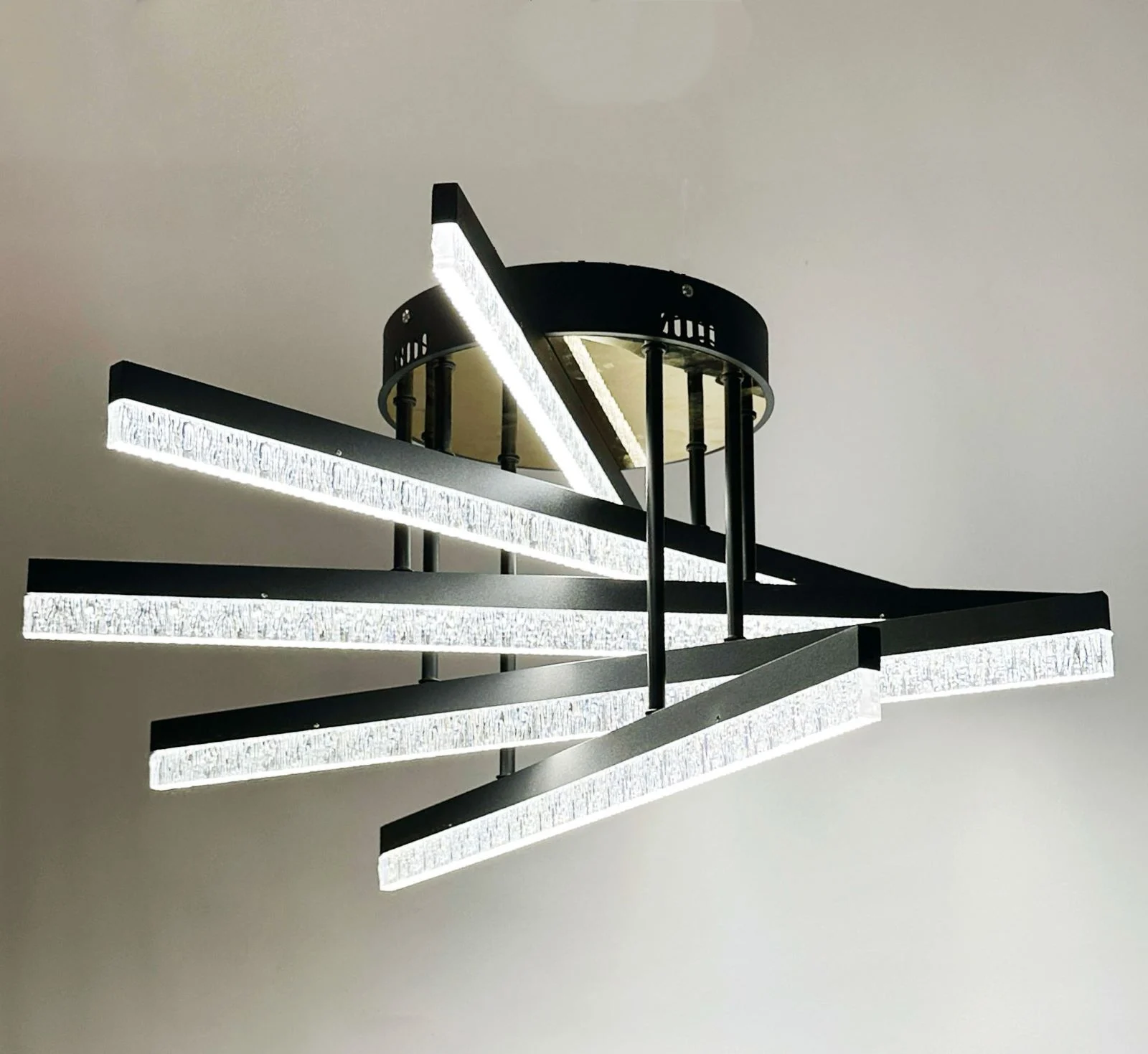 APLICE SI PLAFONIERE - Lustra LED WG5131-5 GD+BK, 120W, Negru & Auriu, Telecomandă, 3 Tipuri de Lumină