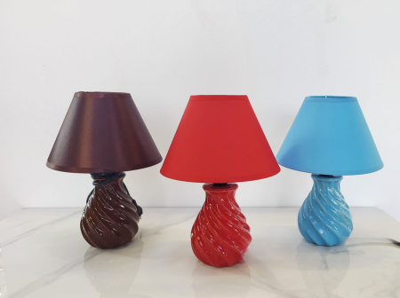 Veioză 095 – lampă decorativă ceramică cu abajur textil, culori roșu, maro, albastru [1]