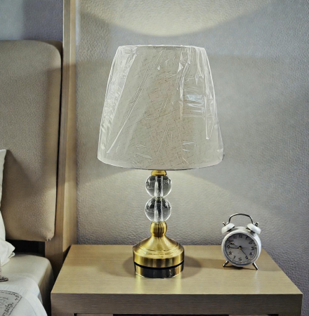 VEIOZE SI LAMPADARE - Veioză decorativă A 20279 din metal auriu cu sfere din sticlă și abajur crem, H 40 cm