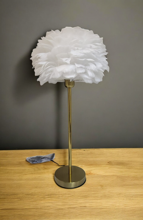 VEIOZE SI LAMPADARE - Veioză T1099 – Abajur alb din pene de gâscă, bază aurie metalică, 65 cm, E27, design elegant și sofisticat
