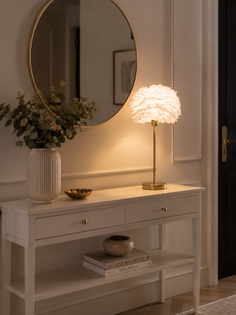 VEIOZE SI LAMPADARE - Veioză T1099 – Abajur alb din pene de gâscă, bază aurie metalică, 65 cm, E27, design elegant și sofisticat