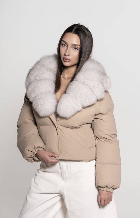 Făs impermeabil accesorizat cu guler din vulpe polar [1]