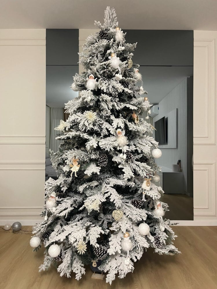 Brad artificial de Crăciun 240 cm Premium cu zăpadă și conuri, aspect natural, diametru 140 cm [2]