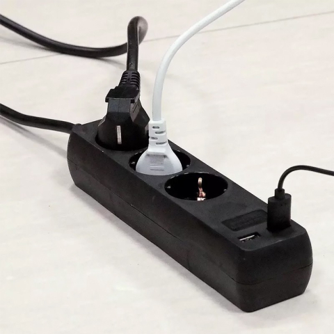 PRELUNGITOR 3 CAI + 2USB 1.5M(3G1.5MM2) NEGRU [6]