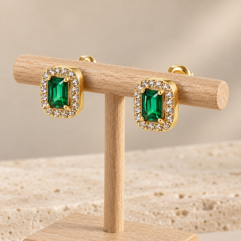 Cercei aurii cu zirconiu cubic verde dreptunghiular și contur de pietre transparente [3]