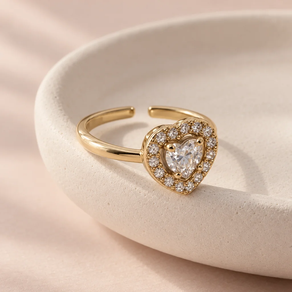 Inel auriu lucios cu piatră transparentă în formă de inimă, conturată de pietre mici [2]