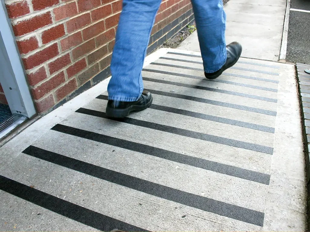 banda adeziva antialunecare abraziva negru Enzoria [3]