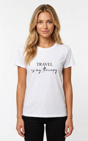 Tricouri personalizate - Tricou alb „Travel is my therapy” – bumbac premium, design minimalist