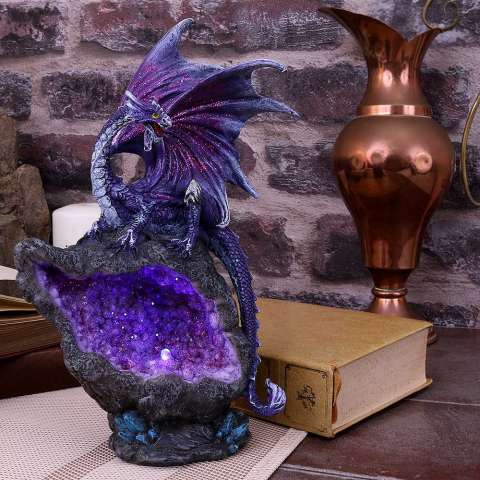 Figurine & Decor cu Dragoni - Figurină Amethyst Custodian – Dragon Violet pe Geodă de Ametist, 22 cm