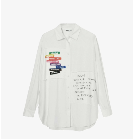 Camasi - Cămașă Damă Desigual Kobe Oversized cu Patchwork și Mesaje Avansat Salveaza Produsul a fost salvat cu succes. Generalitati Pret & Stoc Categorii Atribute Imagini Video GEO BETA SEO Afisare Cross-Sell Up-Sell Cautare in Site Cuvinte Cheie Aditionale Produsul va fi inclus in rezultatele cautarilor pentru aceste cuvinte  Caractere ramase: 200 Feed-uri Descriere Descriere trimisa catre site-uri sau servicii care preiau informatii din feed-urile tale de produse (ex: comparatoare de preturi)  Cămașa Desigual Kobe este o piesă vestimentară neconvențională, creată pentru a aduce un plus de creativitate și optimism garderobei tale zilnice. Designul său se remarcă prin jocul texturilor și al mesajelor grafice, integrând patch-uri colorate și inscripții de tip jurnal pe o bază albă imaculată.