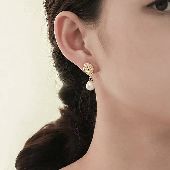 Bucura-te de feminitate si eleganta cu noii cercei din argint 925 cu model frunza si perle [6]