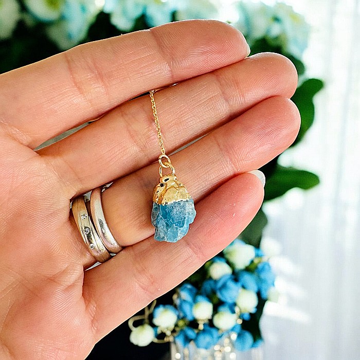 Cercei lungi drop eleganti Elara cu cristal brut de Apatit placati cu aur [3]