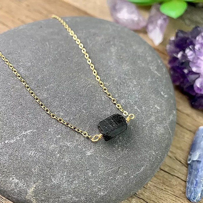 Colier lant cu piatra de turmalina neagra bruta, Aron, placat cu aur de 18K [1]