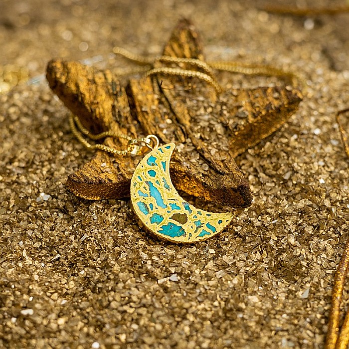 Comunica cu incredere purtand la gat Lantul cu Pandantiv Turcoaz Moon placat cu aur de 18K [1]