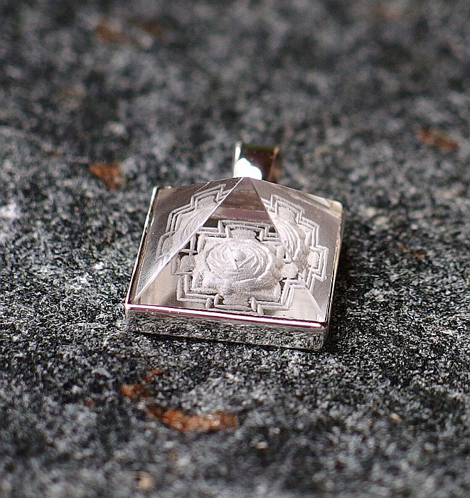 Pandantiv piramida din cristal Meru cu simbol Sri Yantra, sculptata manual, din argint [3]