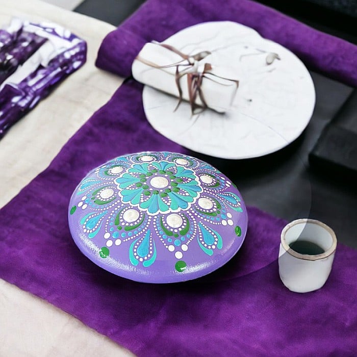 Piatra mandala unica, pictata manual in tehnica punctului, decor casa, meditatie, idee de cadou, spiritualitate, 11.5cm [3]