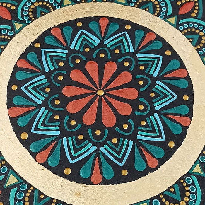 Pictura mandala realizata cu culori acrilice pe suport de lemn, 30 cm [2]