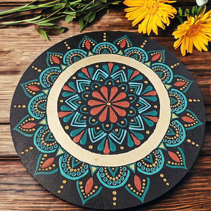 Pictura mandala realizata cu culori acrilice pe suport de lemn, 30 cm [3]