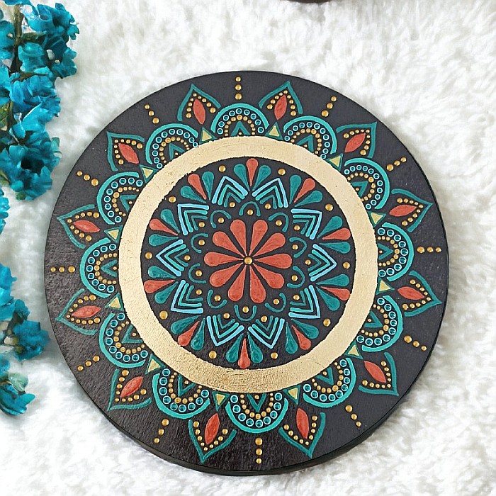 Pictura mandala realizata cu culori acrilice pe suport de lemn, 30 cm [4]