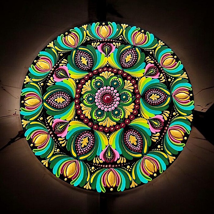 Pictura Mandala unicat, realizata manual in culori acrilice pe suport de lemn de 30 cm [1]