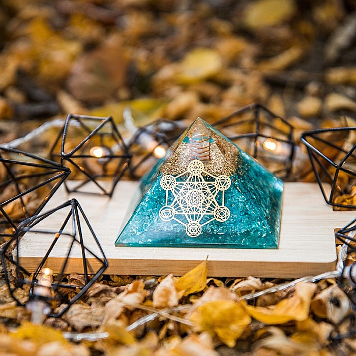 Piramida Orgonica Aqua Stone cu Cristale de Acvamarin, Cuart si Spirala Vibrationala de Cupru, Simbol Cubul lui Metatron [6]
