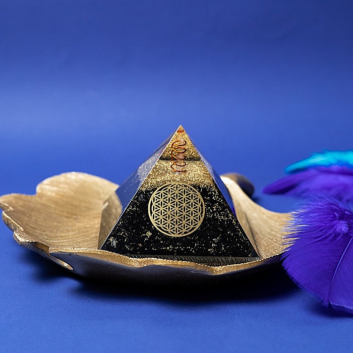 Piramida orgonica cu cristale de Shungit si cristal de cuart vibrational cu simbol Floarea Vietii [4]