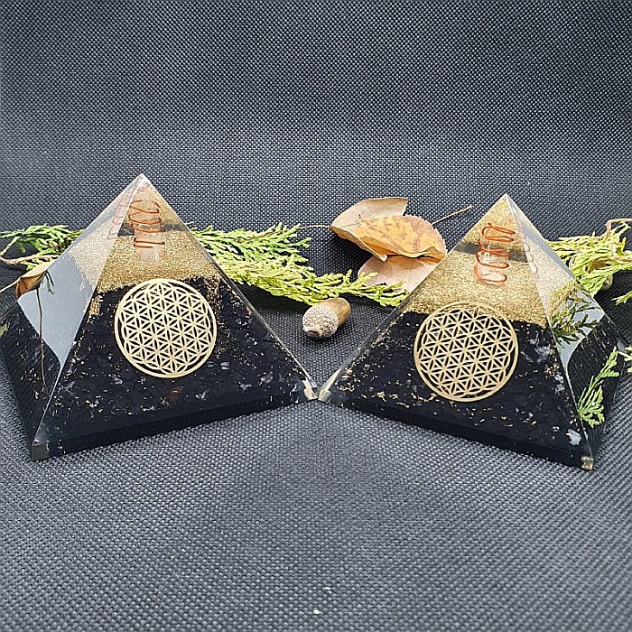 Piramida orgonica cu cristale de Shungit si cristal de cuart vibrational cu simbol Floarea Vietii [11]