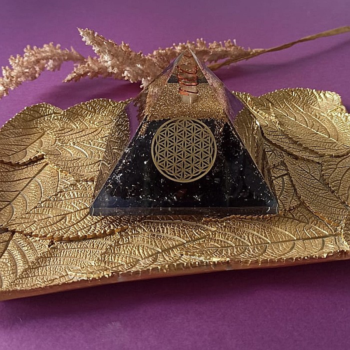 Piramida orgonica cu cristale de Shungit si cristal de cuart vibrational cu simbol Floarea Vietii [10]