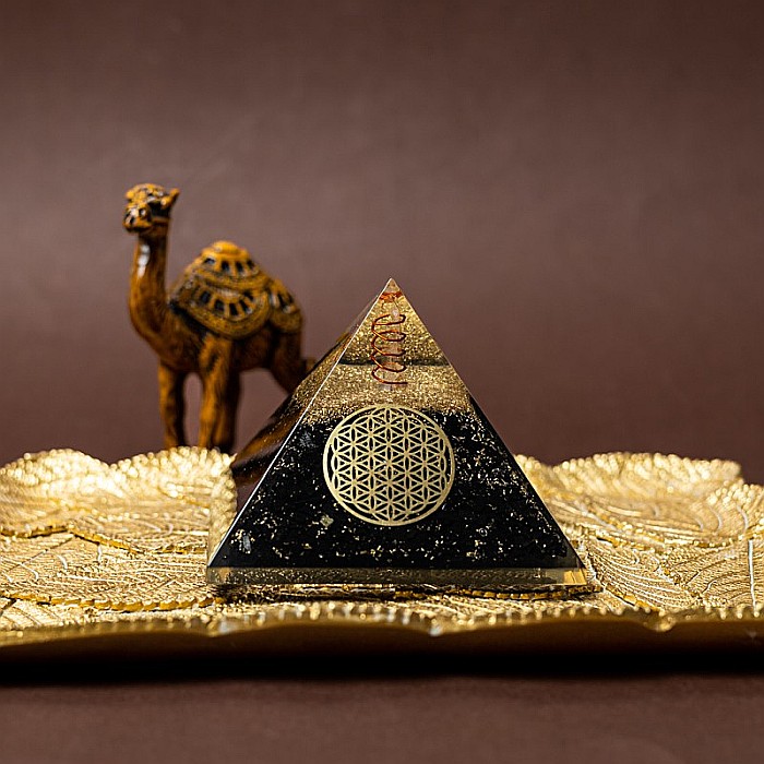 Piramida orgonica cu cristale de Shungit si cristal de cuart vibrational cu simbol Floarea Vietii [3]