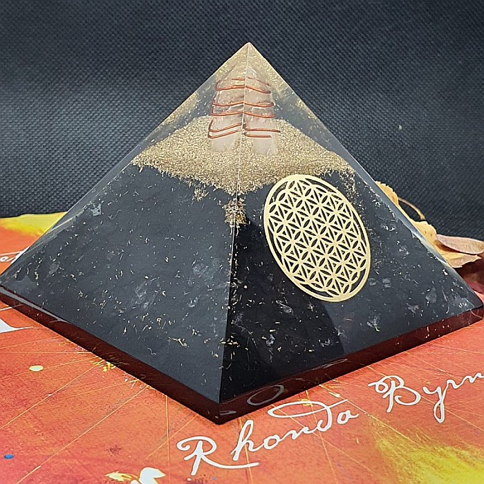 Piramida orgonica cu cristale de Shungit si cristal de cuart vibrational cu simbol Floarea Vietii [7]