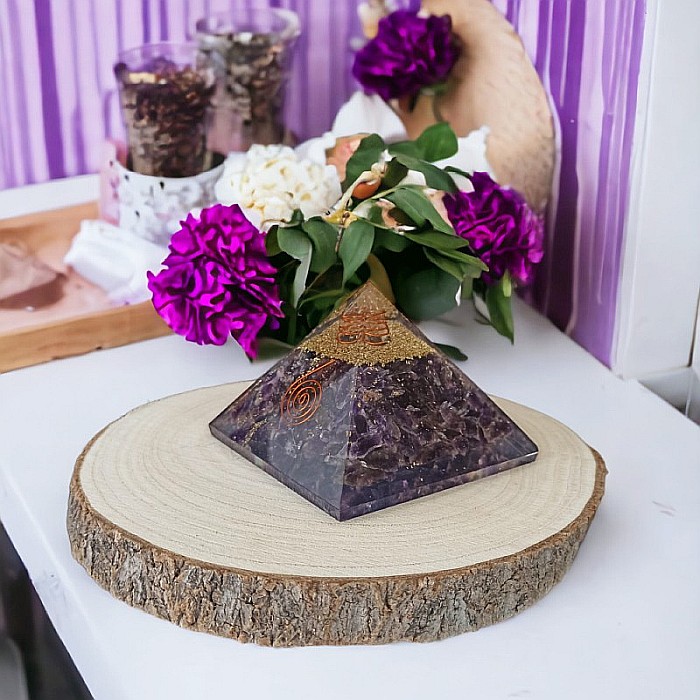 Piramida orgonica din cristale de Ametist Arya, cu spirala de Cupru si varf de Cuart [8]