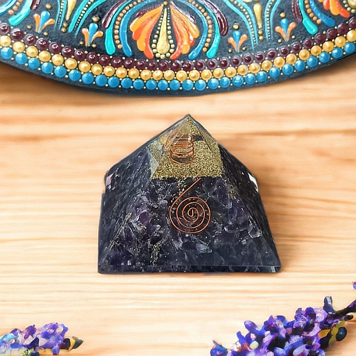 Piramida orgonica din cristale de Ametist Arya, cu spirala de Cupru si varf de Cuart [13]