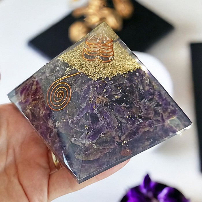Piramida orgonica din cristale de Ametist Arya, cu spirala de Cupru si varf de Cuart [12]