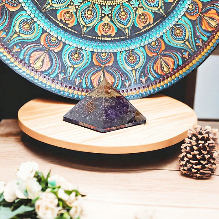 Piramida orgonica din cristale de Ametist Arya, cu spirala de Cupru si varf de Cuart [16]