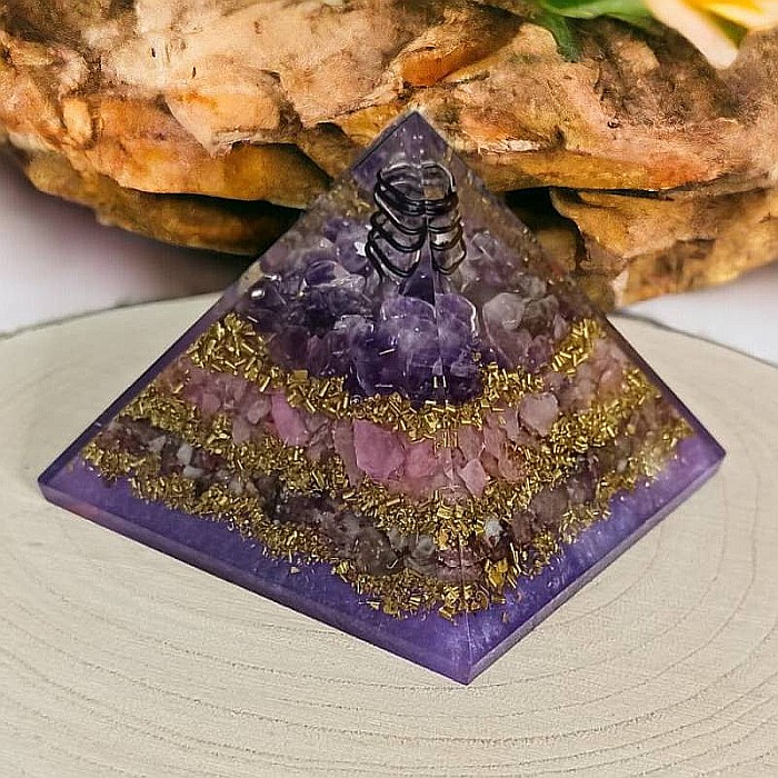 Bucura-te de armonie si liniste cu piramida orgonica din Cuart Roz, Rodonit si Ametist cu cristal de Cuart vibrational [5]