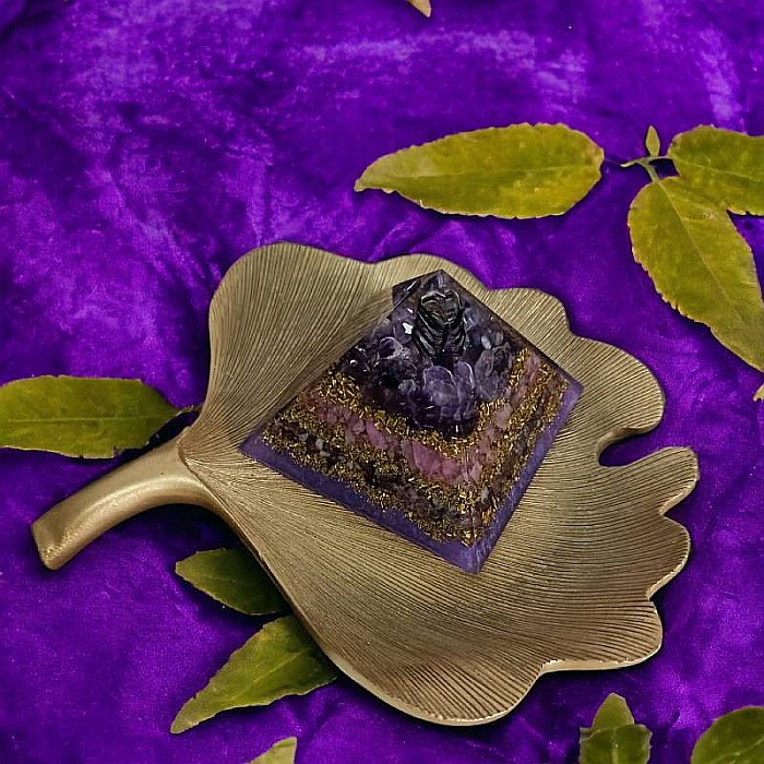 Bucura-te de armonie si liniste cu piramida orgonica din Cuart Roz, Rodonit si Ametist cu cristal de Cuart vibrational [10]