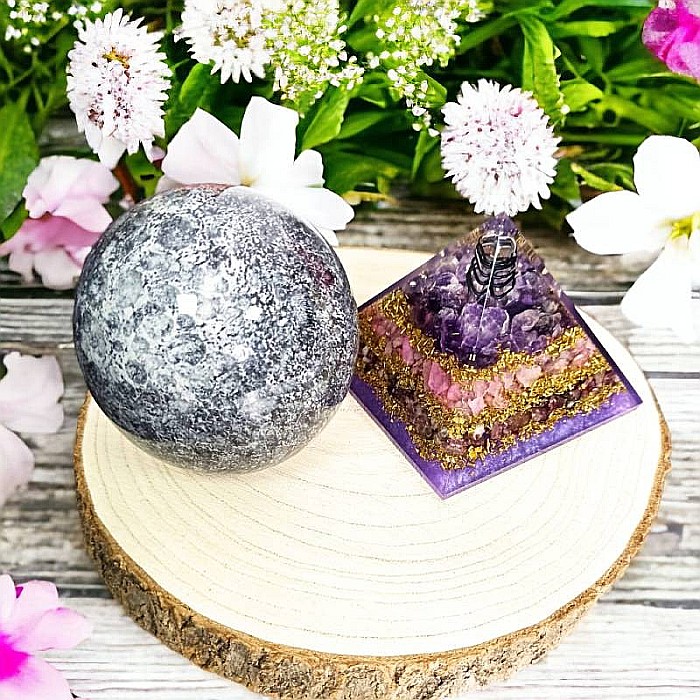 Bucura-te de armonie si liniste cu piramida orgonica din Cuart Roz, Rodonit si Ametist cu cristal de Cuart vibrational [3]