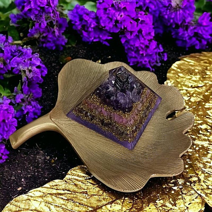 Bucura-te de armonie si liniste cu piramida orgonica din Cuart Roz, Rodonit si Ametist cu cristal de Cuart vibrational [1]