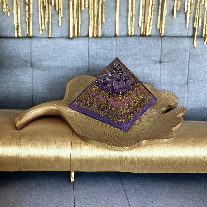 Bucura-te de armonie si liniste cu piramida orgonica din Cuart Roz, Rodonit si Ametist cu cristal de Cuart vibrational [9]