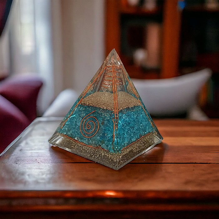 Piramida orgonica Freida din cristale de Apatit cu varf de cuart si spirale de cupru [4]