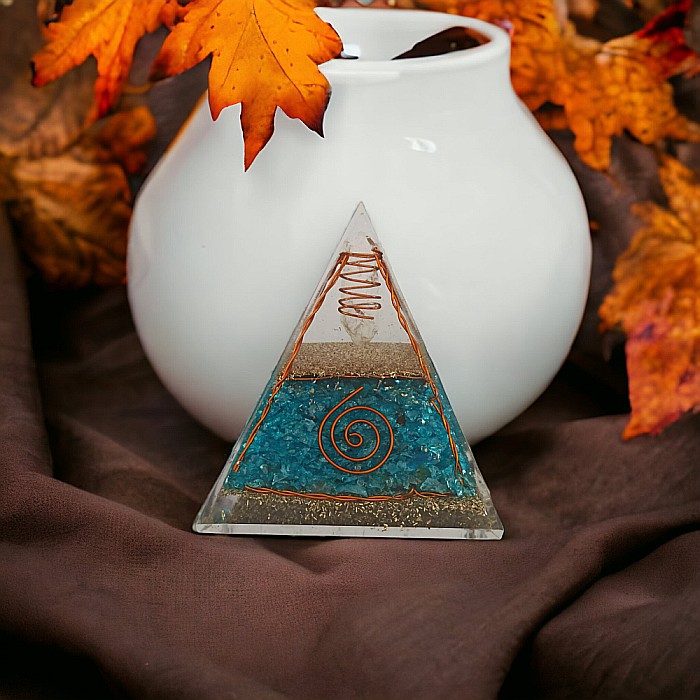 Piramida orgonica Freida din cristale de Apatit cu varf de cuart si spirale de cupru [6]