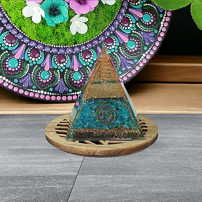 Piramida orgonica Freida din cristale de Apatit cu varf de cuart si spirale de cupru [9]