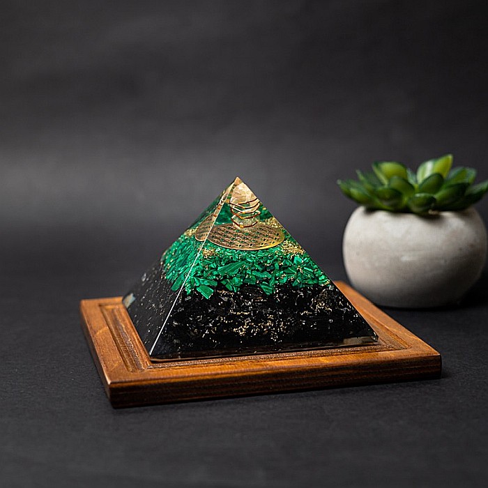 Piramida orgonica pentru protectie energetica Nera, cu cristale de Malachit si Turmalina [6]