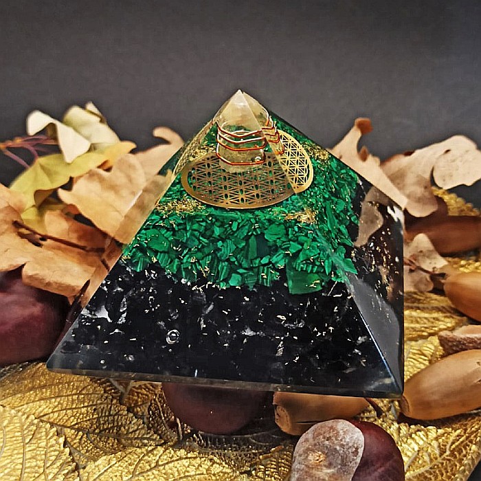 Piramida orgonica pentru protectie energetica Nera, cu cristale de Malachit si Turmalina [2]