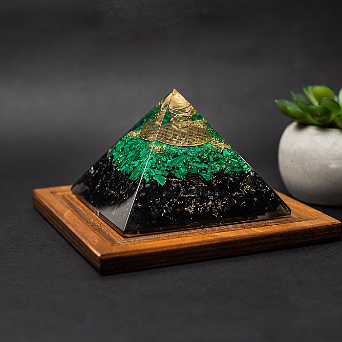 Piramida orgonica pentru protectie energetica Nera, cu cristale de Malachit si Turmalina [11]