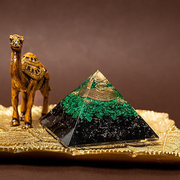 Piramida orgonica pentru protectie energetica Nera, cu cristale de Malachit si Turmalina [7]