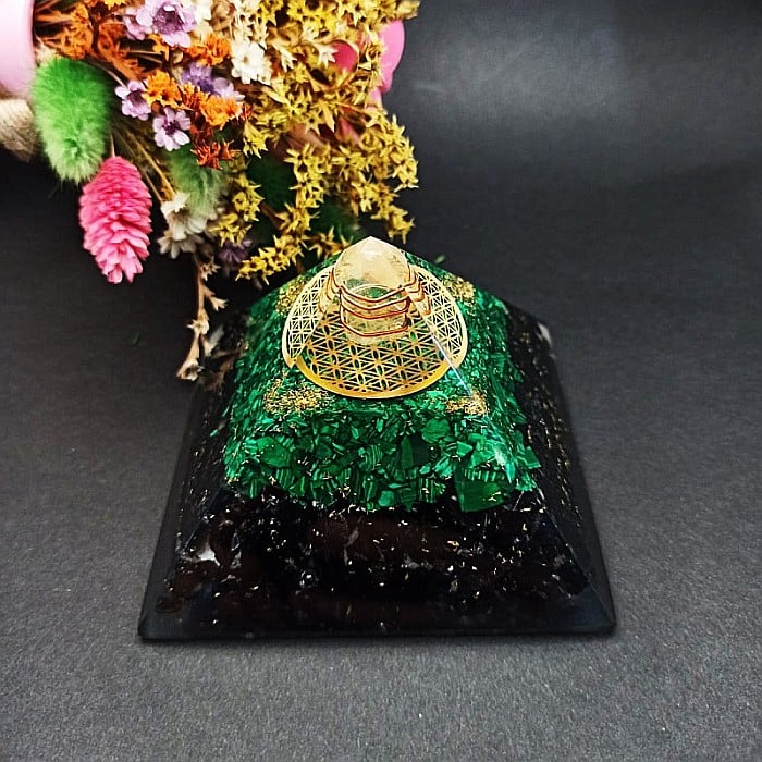 Piramida orgonica pentru protectie energetica Nera, cu cristale de Malachit si Turmalina [5]